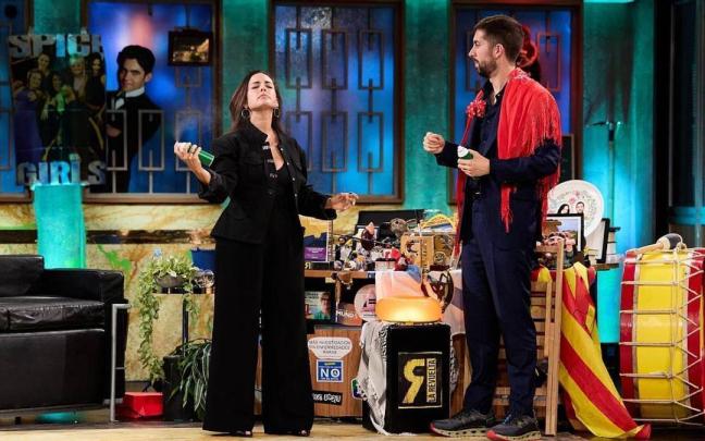 Inma Cuesta junto a David Broncano en 'La Revuelta'