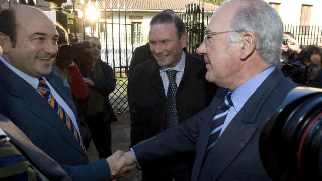 Ardanza saluda a Ortuzar en presencia de Ibarretxe, en una imagen de archivo.