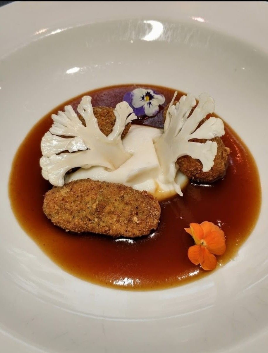 Castañuelas ibéricas, cremoso y pétalos de coliflor, del Odoloste.