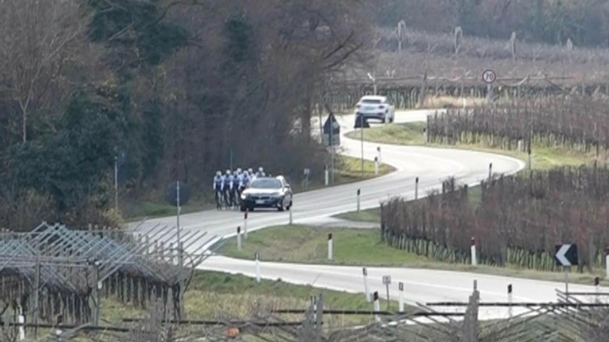 Los ciclistas del SC Padovani junto al vehículo en el momento del ataque.