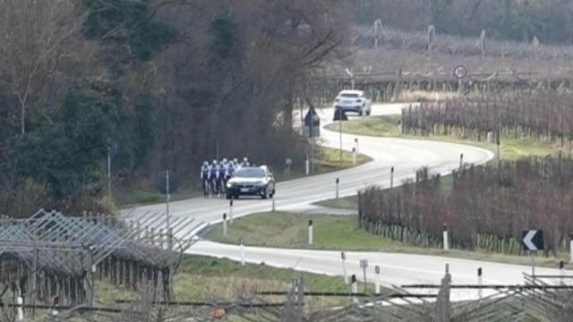 Los ciclistas del SC Padovani junto al vehículo en el momento del ataque.