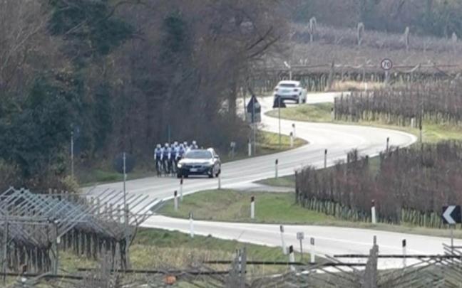 Los ciclistas del SC Padovani junto al vehículo en el momento del ataque.