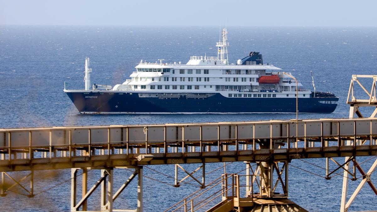 El crucero MV Hondius afectado por el hantavirus fondeado cerca de la costa de Cabo Verde.