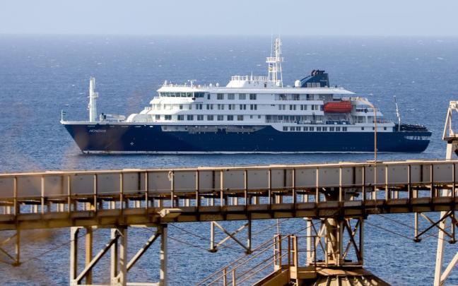 El crucero MV Hondius afectado por el hantavirus fondeado cerca de la costa de Cabo Verde.