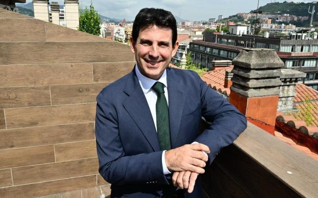 Marco Pineda posa en la terraza de la sede de Mirai en la Gran Vía de Bilbao.