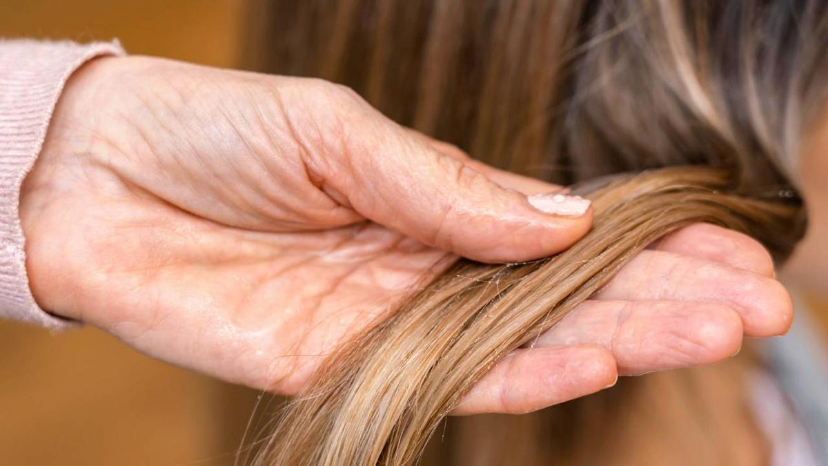 Así es como el vinagre de manzana ayuda a hacerle frente a las canas