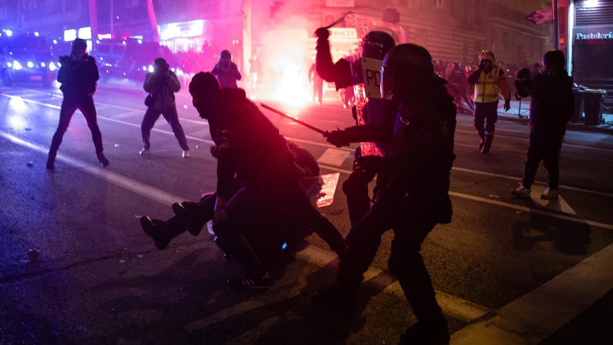 La séptima noche de protestas contra la amnistía en Madrid termina de nuevo en altercados