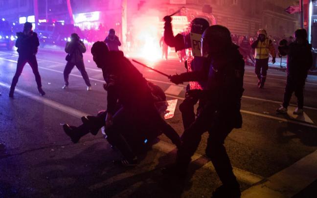 La séptima noche de protestas contra la amnistía en Madrid termina de nuevo en altercados