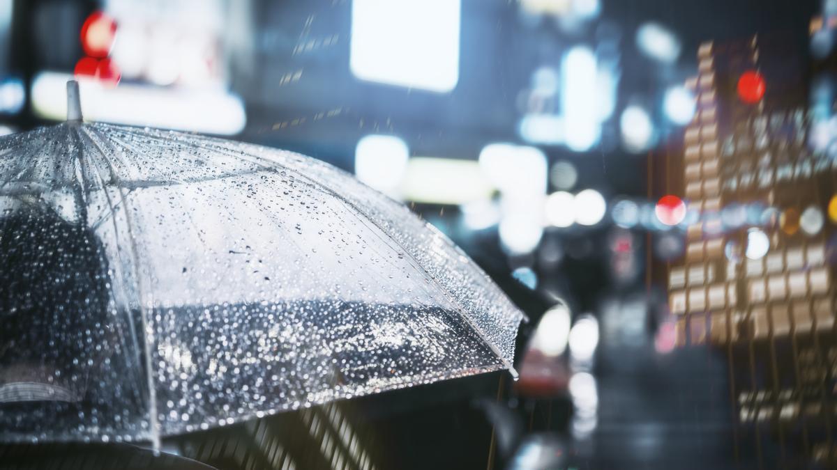 Persona con paraguas bajo la lluvia