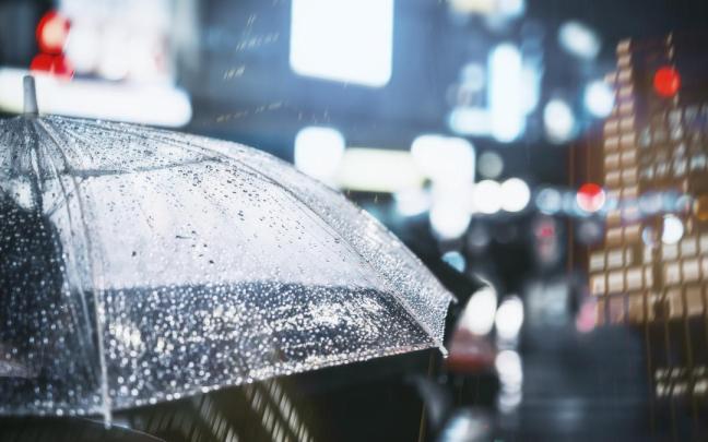 Persona con paraguas bajo la lluvia