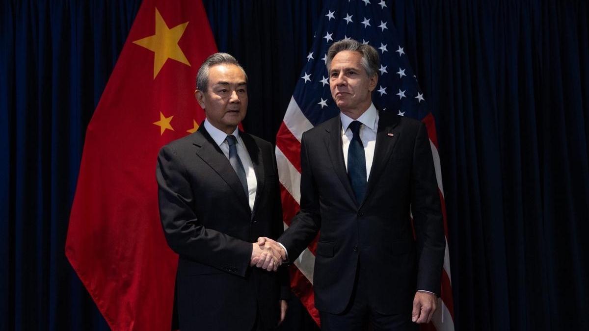 El principal asesor de Exteriores chino, Wang Yi, y el secretario del Departamento de Estado estadounidense, Antony Blinken.
