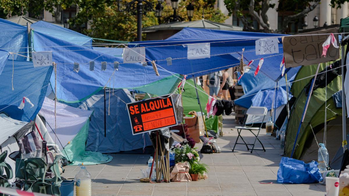 Varios jóvenes comenzaron ayer una acampada en la Plaza del Ayuntamiento tras la manifestación por la vivienda celebrada el pasado sábado en València.