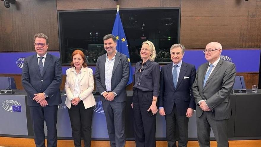 Negociadores del Consejo y Parlamento Europeo de la reforma del mercado eléctrico.