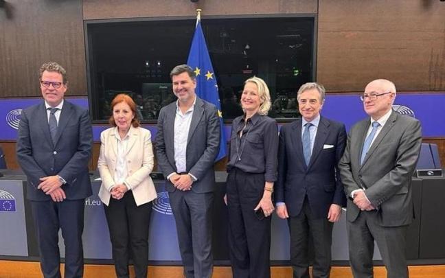 Negociadores del Consejo y Parlamento Europeo de la reforma del mercado eléctrico.