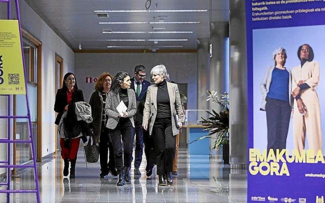 Las titulares de Emakunde y directoras de Igualdad, antes de la presentación de la campaña del 8 de Marzo. | FOTO: IREKIA Las titulares de Emakunde y directoras de Igualdad, antes de la presentación de la campaña del 8 de Marzo. | FOTO: IREKIA