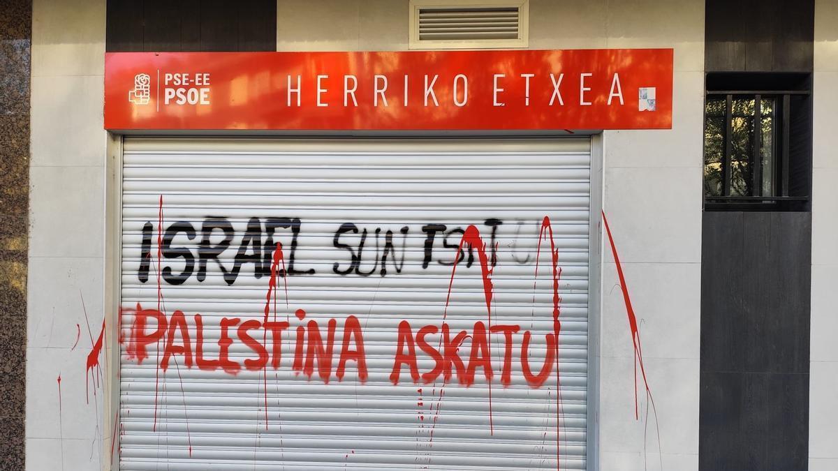 Pintadas realizadas en la sede socialista de Tolosa.