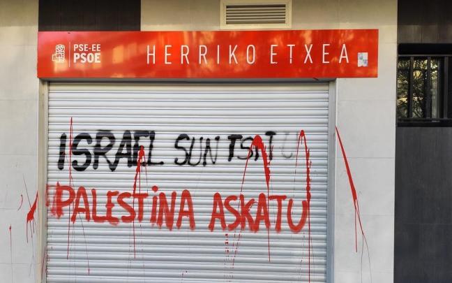 Pintadas realizadas en la sede socialista de Tolosa.