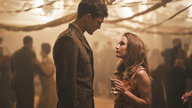 La miniserie de cinco capítulos mezcla el romance con el drama bélico. / Movistar Plus+ La miniserie de cinco capítulos mezcla el romance con el drama bélico.