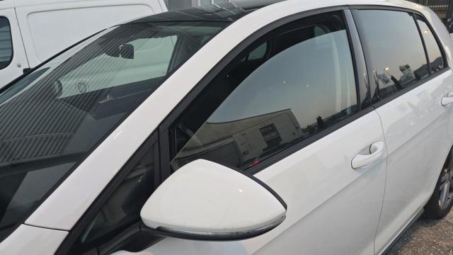 Un coche con la ventanilla entreabierta. / M.A.R. Un coche con la ventanilla entreabierta.