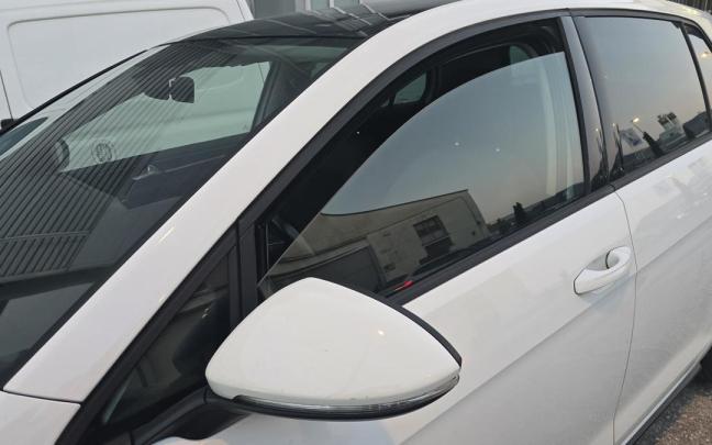 Un coche con la ventanilla entreabierta. / M.A.R. Un coche con la ventanilla entreabierta.