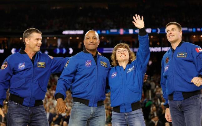 De derecha a izquierda, Jeremy Hansen, Christina Koch, Victor Glover, y Reid Wiseman.