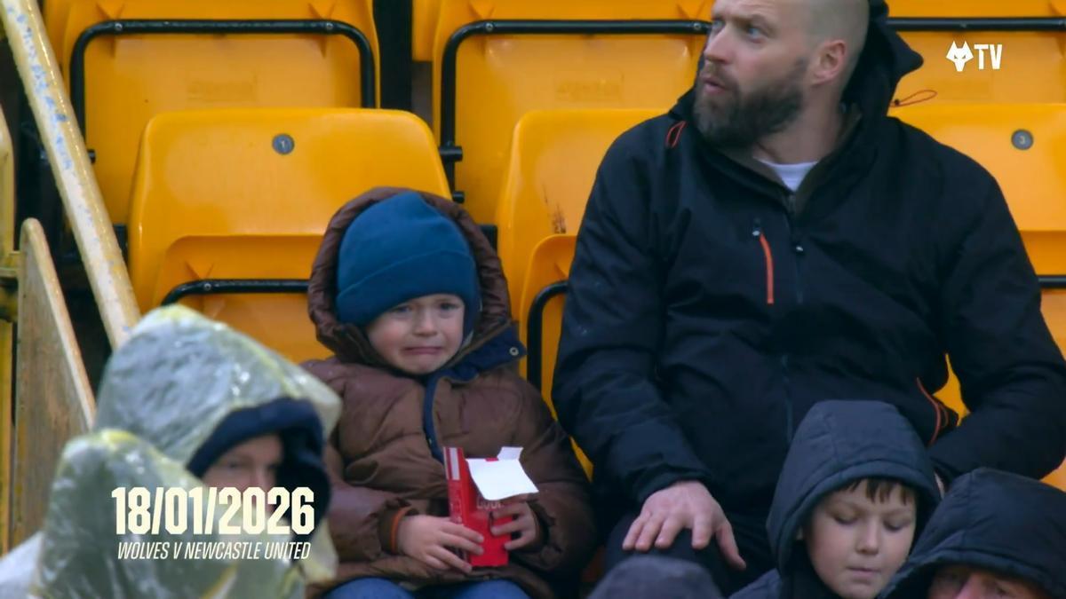 El niño llora tras comerse su padre el último nugget.