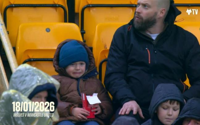 El niño llora tras comerse su padre el último nugget.