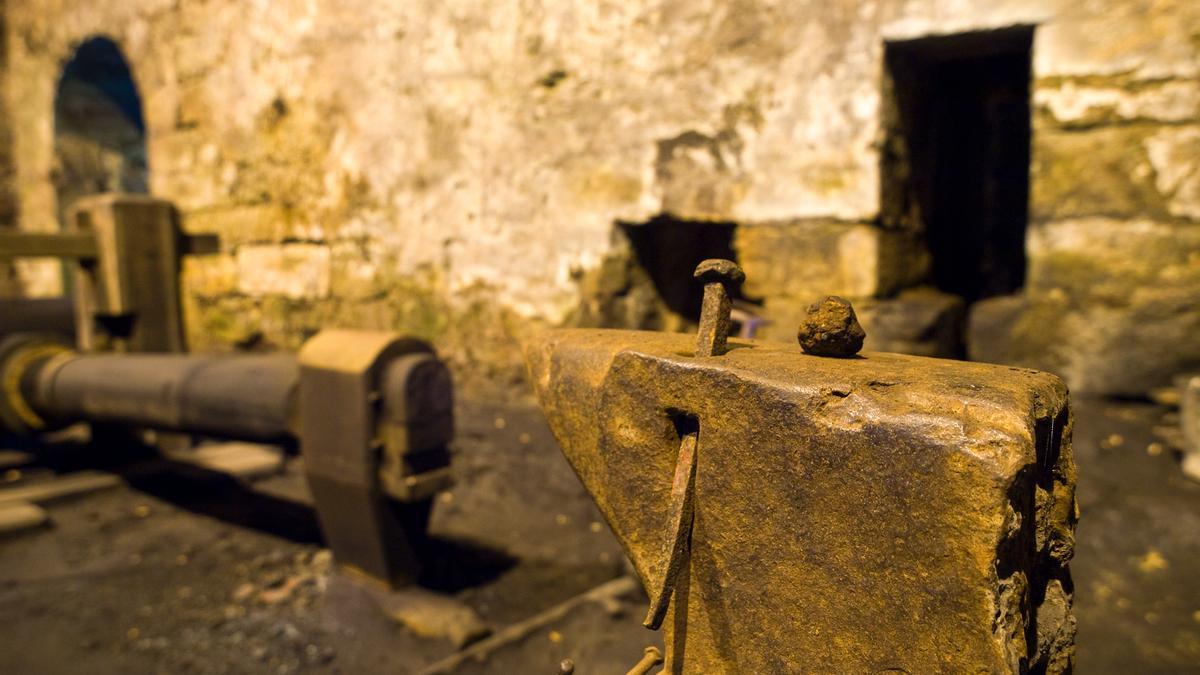 Interior de la ferrería de Cades.