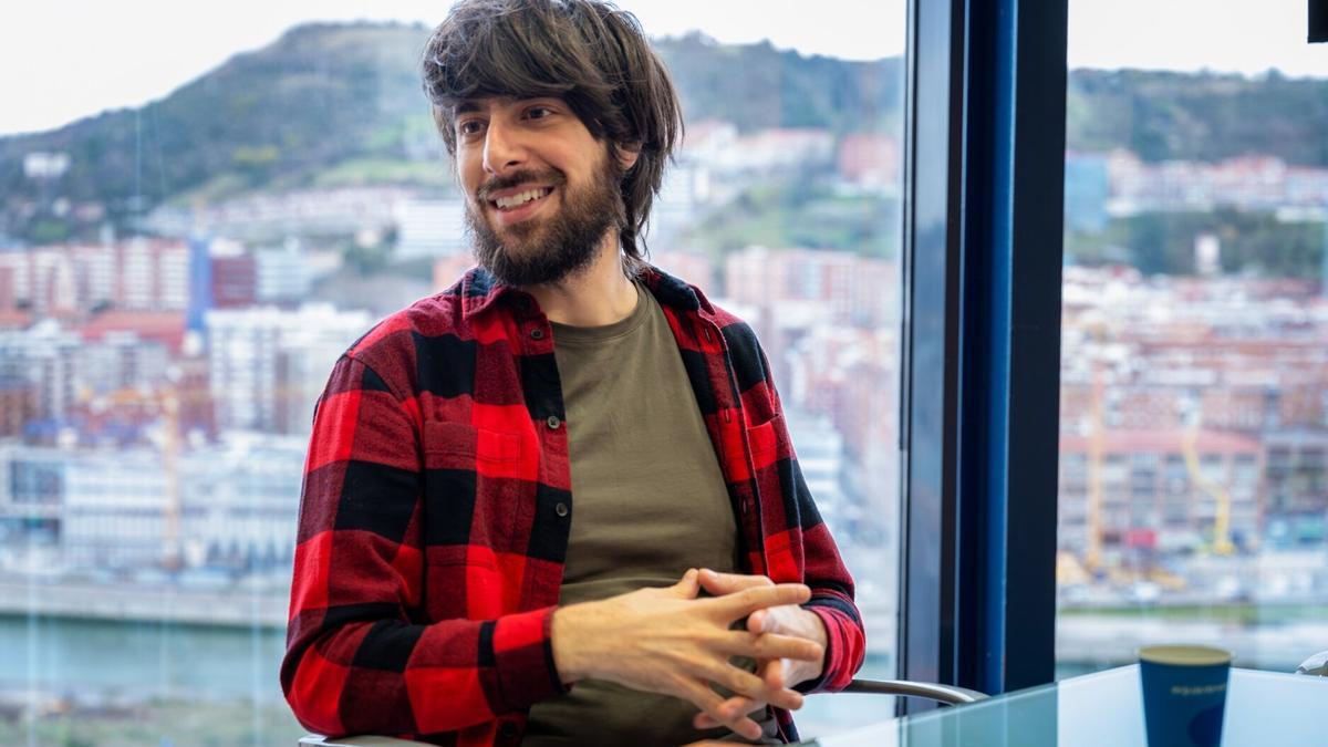 El escritor David Uclés, en su reciente visita a Bilbao durante la entrevista.