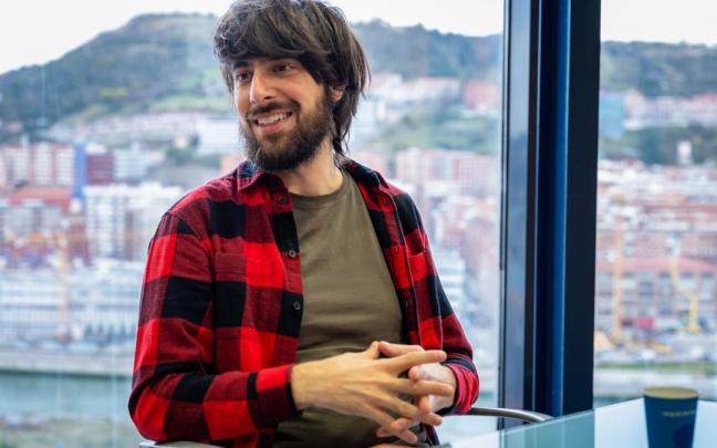 El escritor David Uclés, en su reciente visita a Bilbao durante la entrevista.