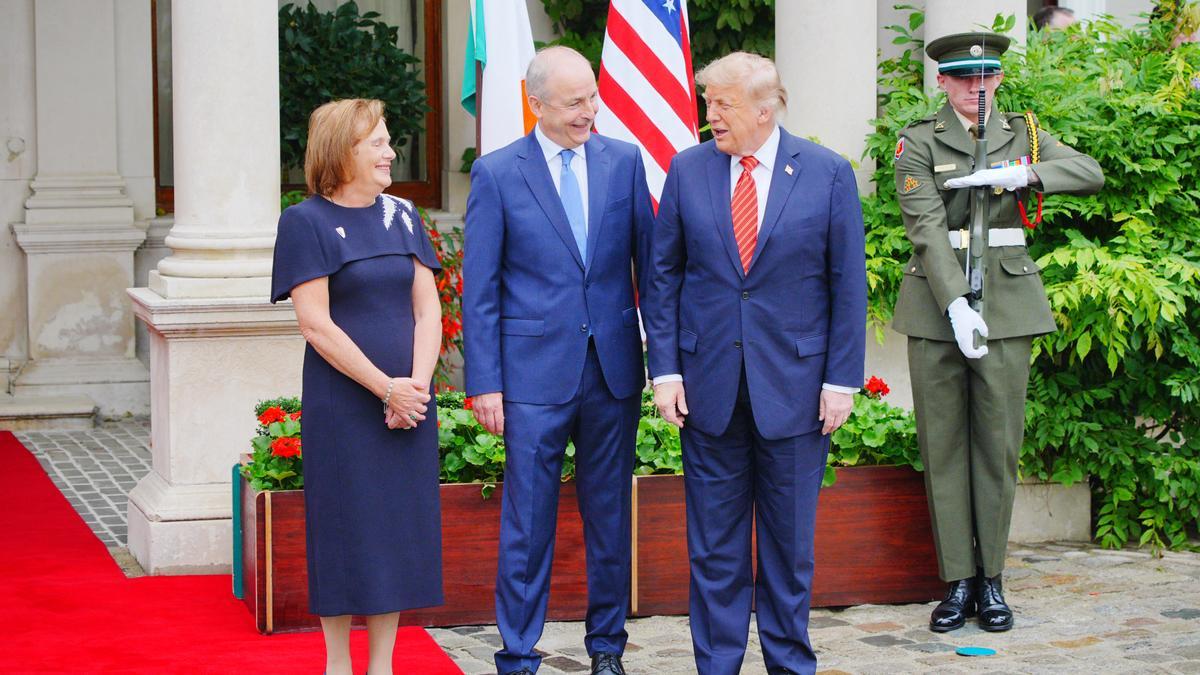 Donald Trump con Micheál Martin, Taoiseach de Irlanda, y su mujer Mary O'Shea