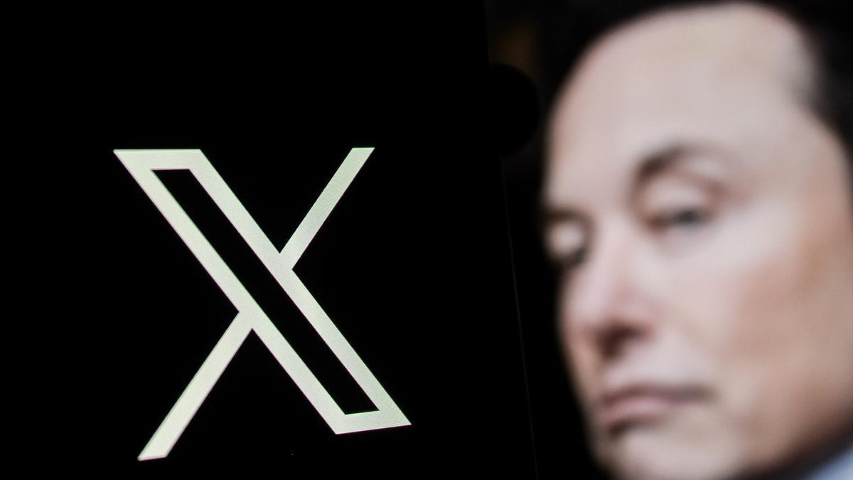 El logo de la red social X y su dueño, el empresario Elon Musk.