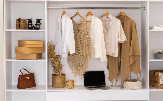 Ropa y complementos de mujer en el interior de un armario.