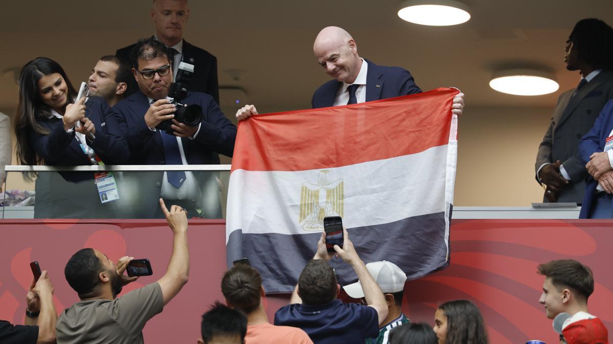 Gianni Infantino estuvo en Vancouver viendo el encuentro que enfrentaba a Suiza contra Colombia, y decidió tomarse una fotografía con la bandera de Egipto..