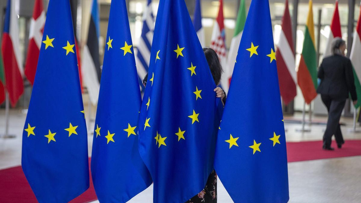 La Comisión Europea publica un código voluntario de buenas prácticas de etiquetado de contenidos generados por IA