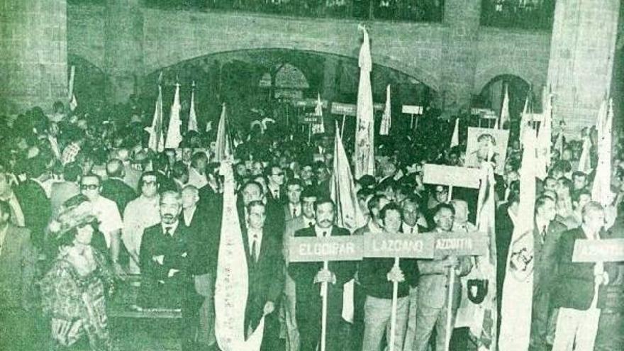 Representantes de varios municipios vascos en la iglesia de San Pedro, en Bergara.