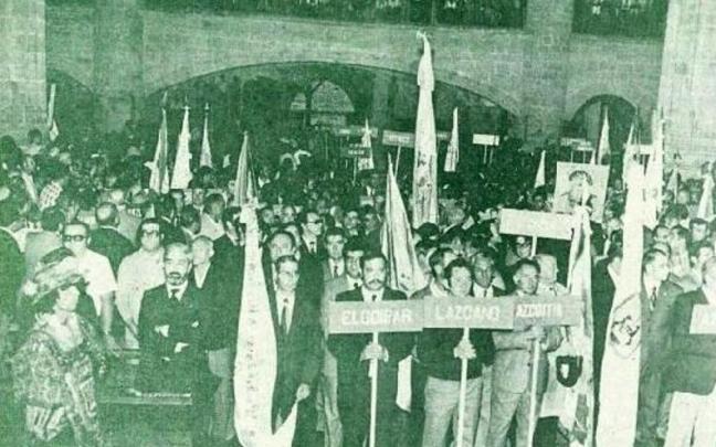 Representantes de varios municipios vascos en la iglesia de San Pedro, en Bergara.