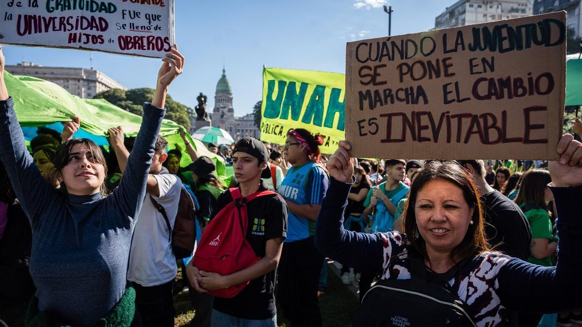 Cientos de miles de argentinos se manifiestan en Buenos Aires en favor de la universidad pública.