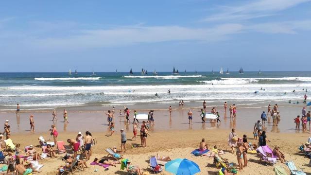 Playa de San Lorenzo, en Gijón, en agosto.