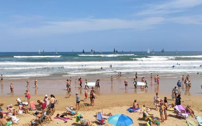 Playa de San Lorenzo, en Gijón, en agosto.