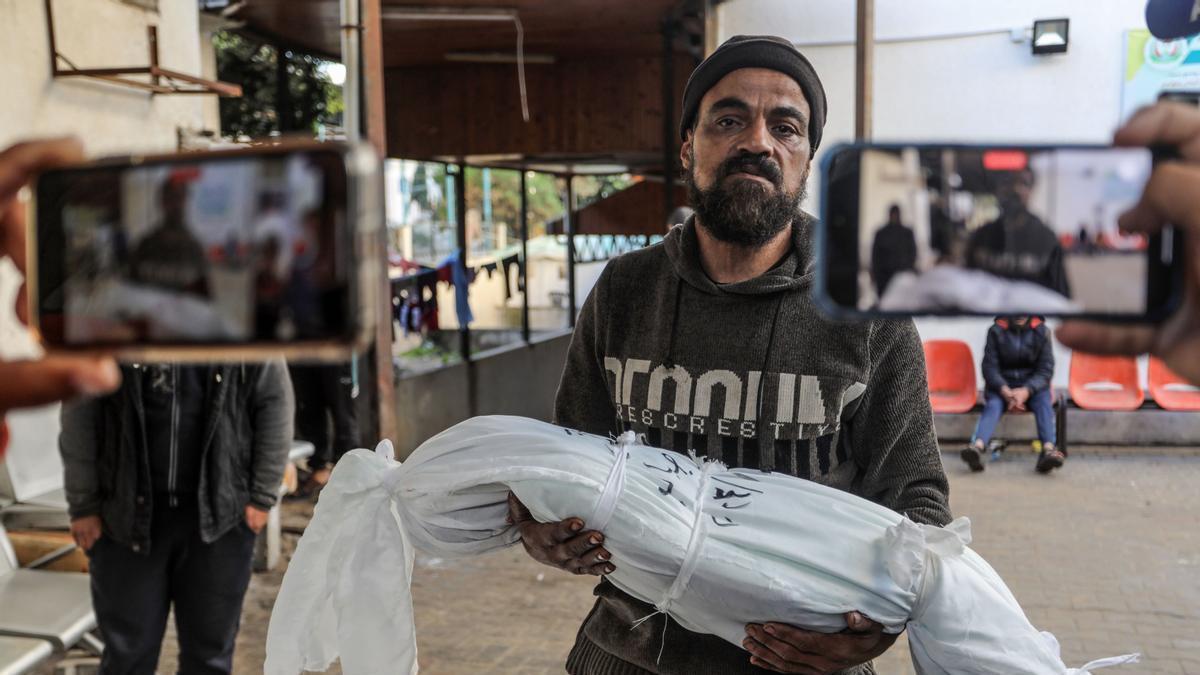 Los ataques contra palestinos en la Franja de Gaza, que se han cobrado la vida de más de 22.300 personas en menos de tres meses.