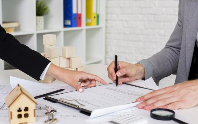 Un contrato de alquiler.