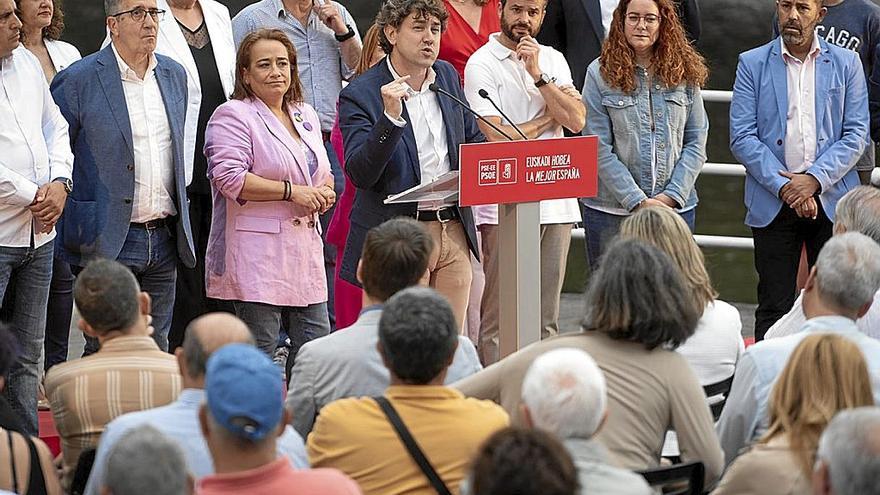 Los socialistas vascos, ayer, en el mitin frente al Itsasmuseum de Bilbao. | FOTO: PSE