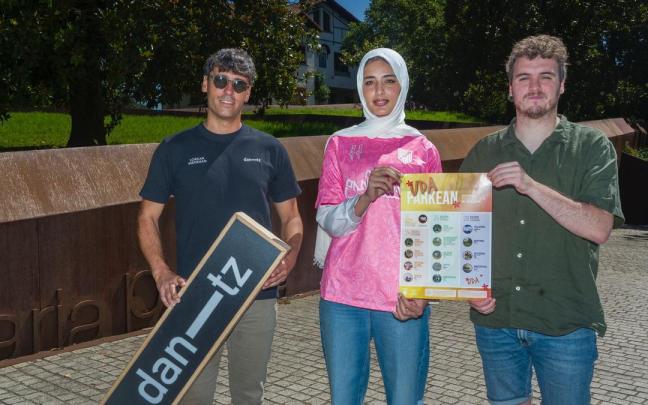 Julen Iñarra, la cantante Rahaf Shamali y el edil Aitor Huizi