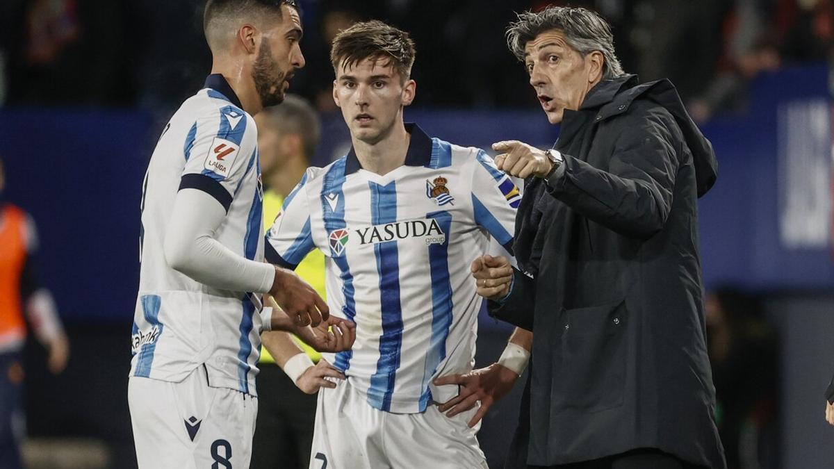 Imanol, dando instrucciones a Merino y Tierney durante el partido de este sábado. / JESUS DIGES