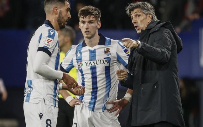 Imanol, dando instrucciones a Merino y Tierney durante el partido de este sábado. / JESUS DIGES
