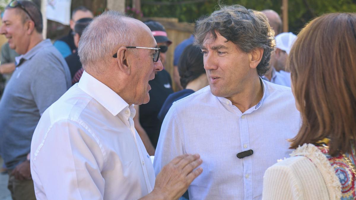 El secretario general del PSE, Eneko Andueza, con el diputado general de Araba, el jeltzale Ramiro González, este domingo
