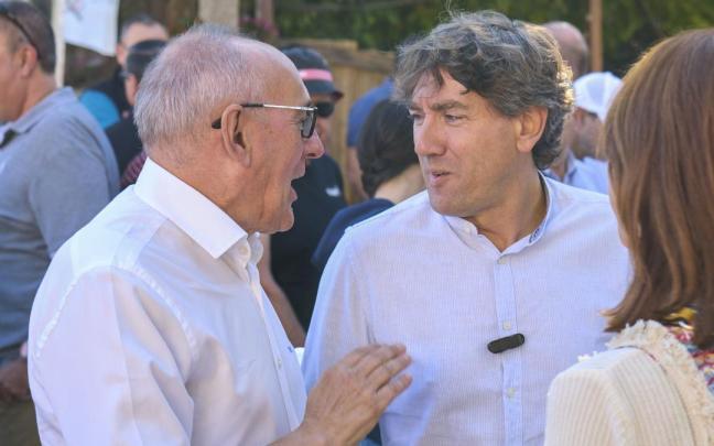 El secretario general del PSE, Eneko Andueza, con el diputado general de Araba, el jeltzale Ramiro González, este domingo
