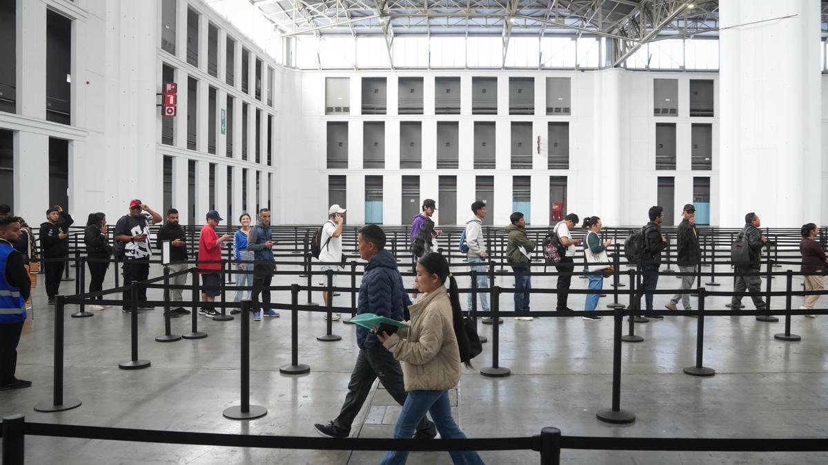 Varias personas en Barcelona hacen cola durante la "segunda fase" de la regularización extraordinaria de migrantes