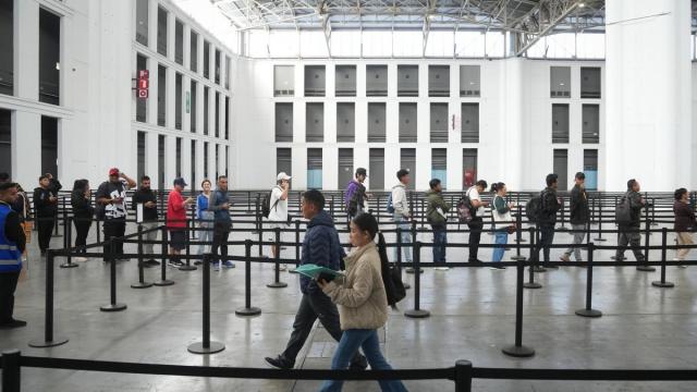 Varias personas en Barcelona hacen cola durante la "segunda fase" de la regularización extraordinaria de migrantes